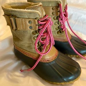 Espirit girls size 11 duck boots. Lace up and waterproof girls duck boots.